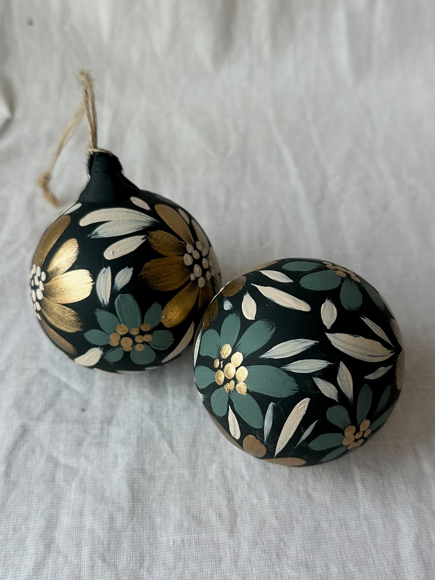 Floral bauble set