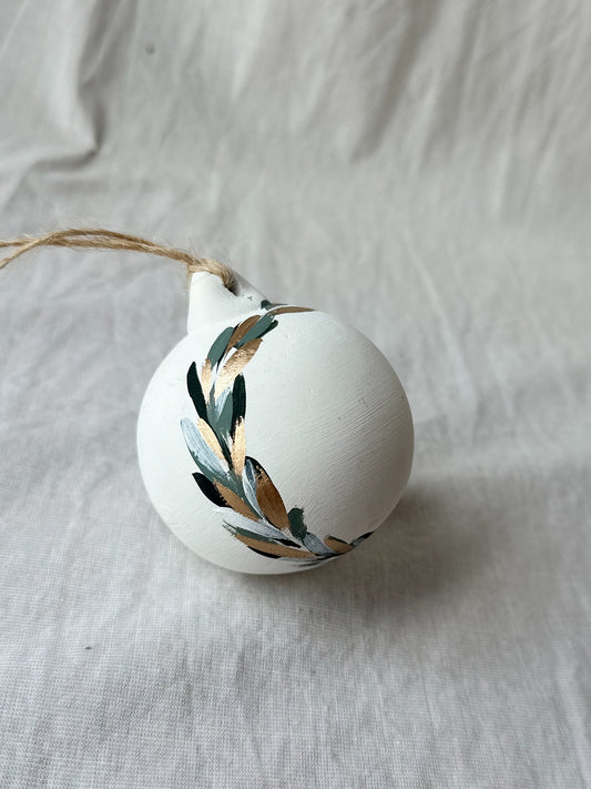 Personalised bauble - Gold detail wreath